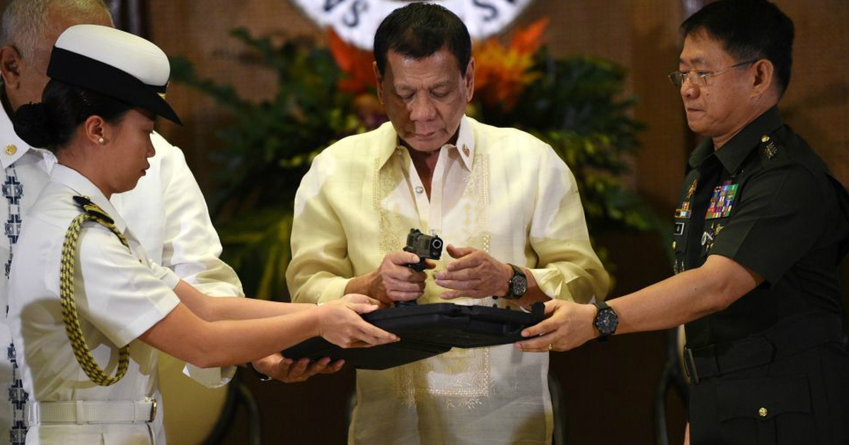 Tổng thống Duterte khuyến khích người dân bắn quan tham