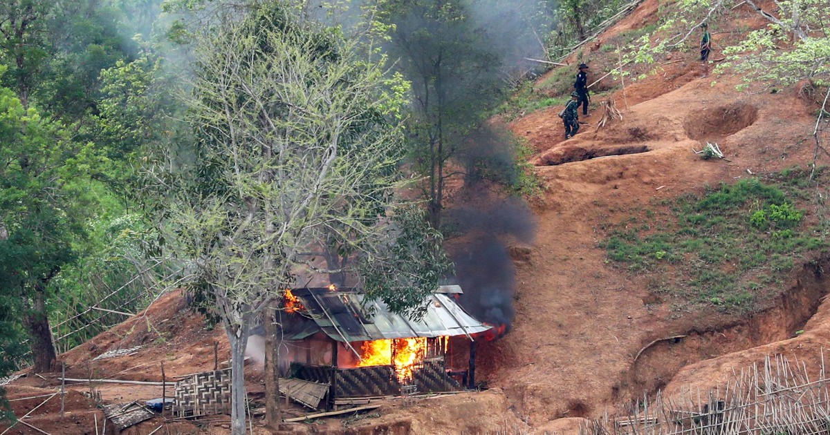 Rộ tin hai căn cứ không quân Myanmar bị tấn công