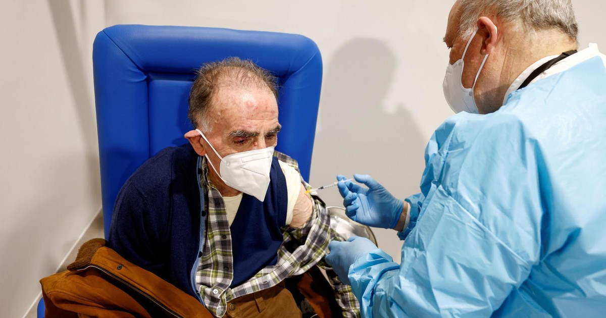 WHO khuyến cáo tiêm vắc xin Covid-19 tăng cường cho người có hệ miễn dịch yếu