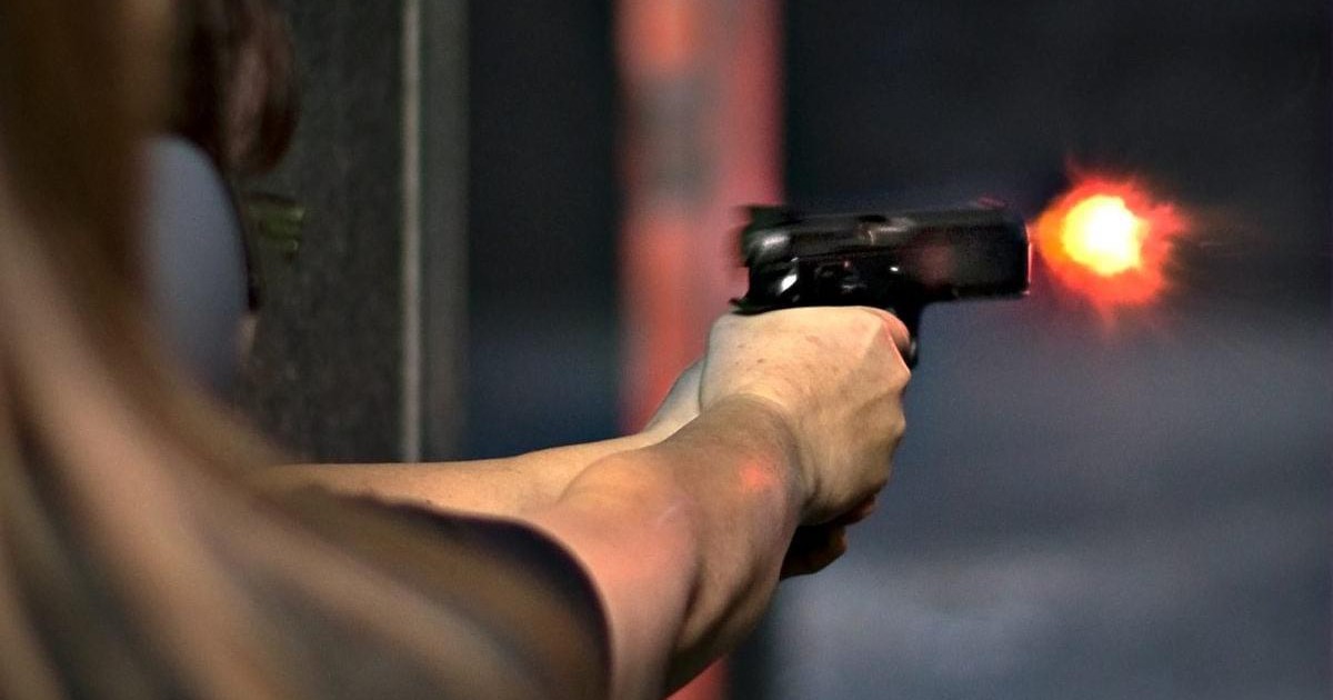 Vụ Alec Baldwin bắn chết người trên phim trường: Vì sao súng đạo cụ vẫn nguy hiểm?