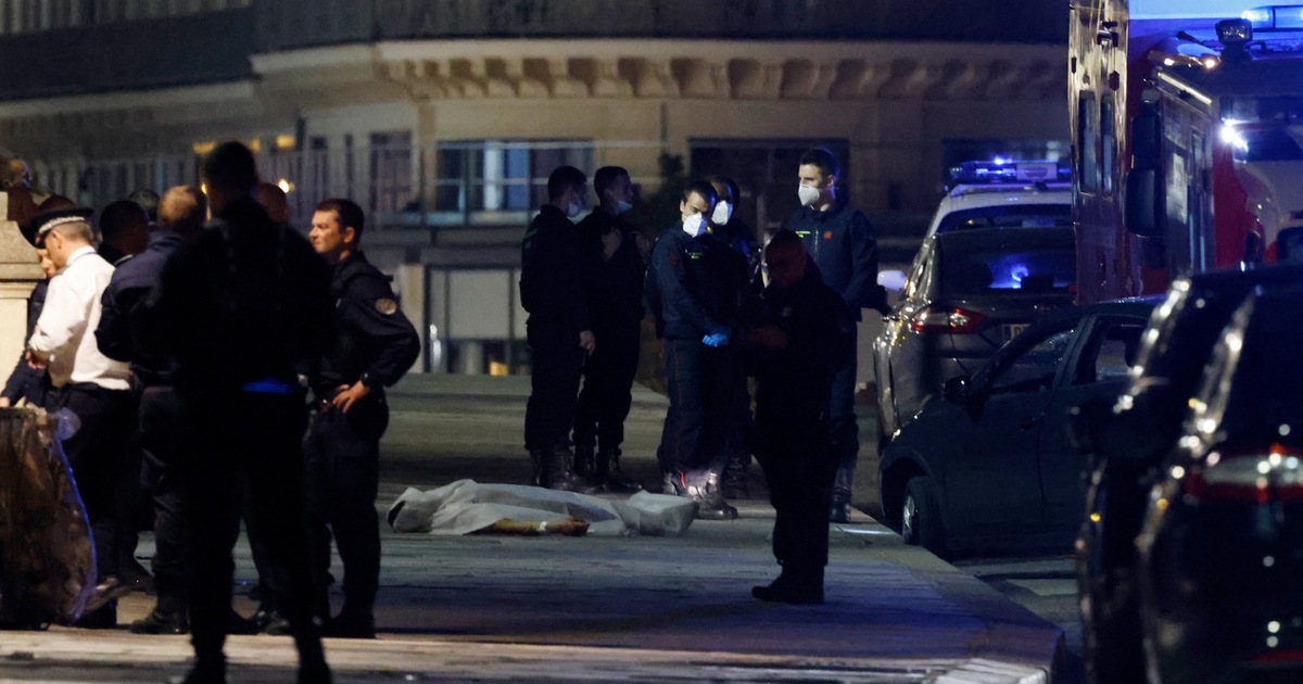 Xe hơi lao vào cảnh sát tại Paris, hai người thiệt mạng