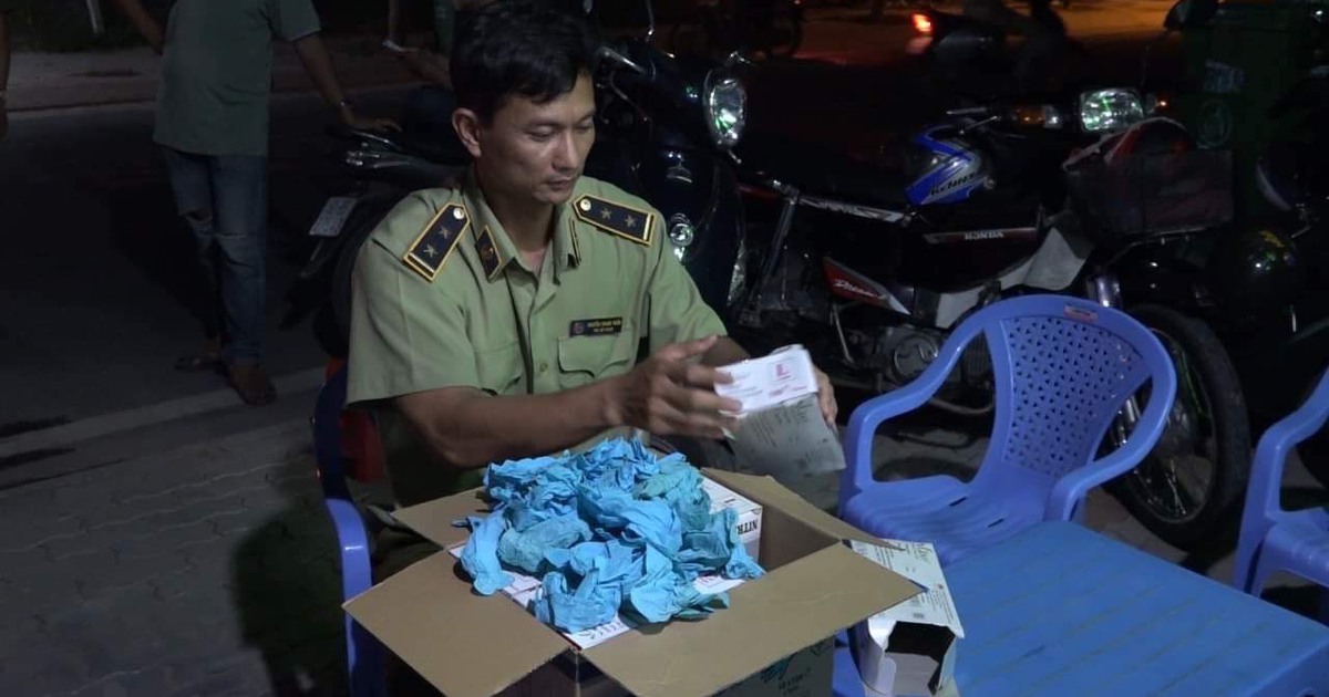 TP.HCM: Phát hiện kho hàng chứa 5 triệu găng tay y tế kém chất lượng