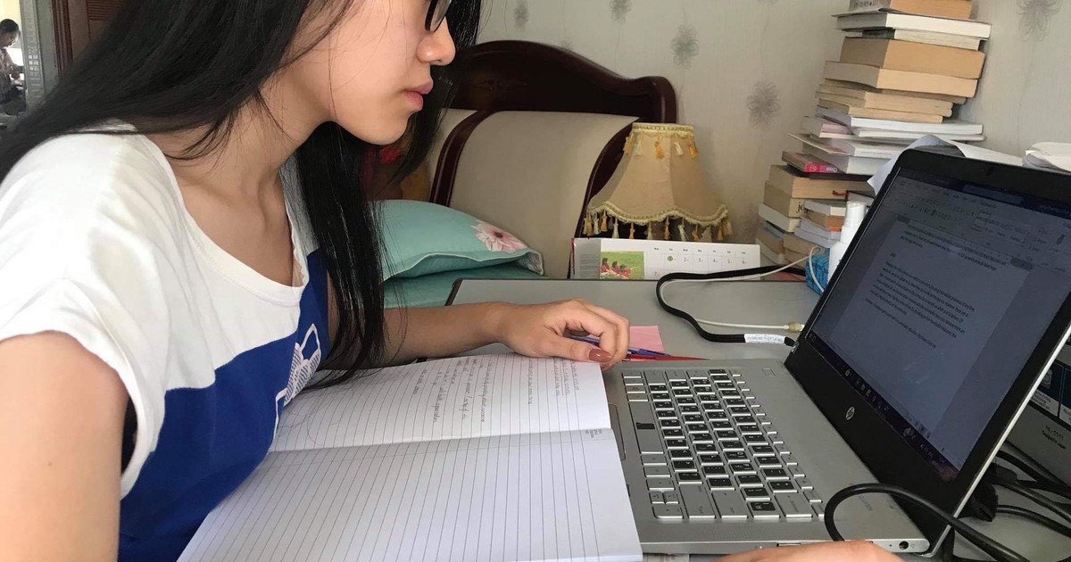 Nghỉ học do virus corona, học sinh học bài qua mạng tại nhà