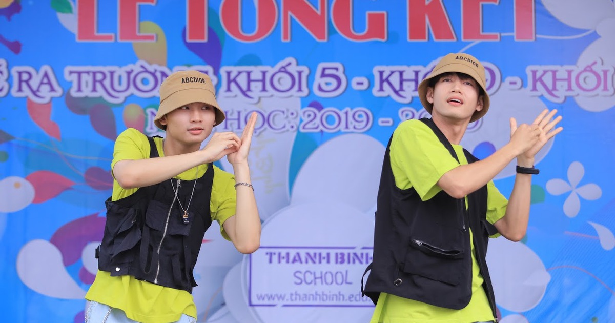 Quang Đăng và học sinh nhảy Ghen Cô Vy trong lễ chia tay tuổi học trò