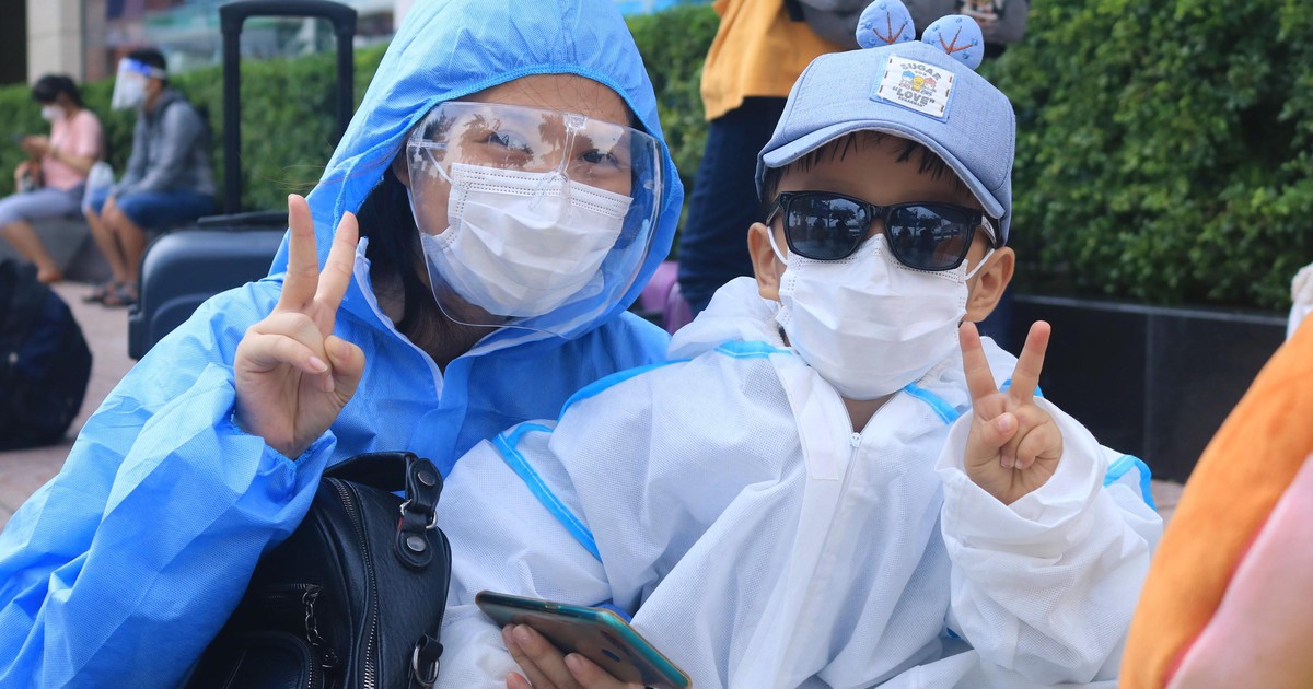 Mẹ bầu ‘kẹt’ ở TP.HCM vì chồng F0: Nhận thông báo về quê, mừng như trúng số