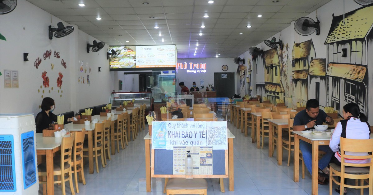 Người Sài Gòn đi ăn phở, cà phê sáng tại quán sau 5 tháng Covid-19: ‘Quá đã!'