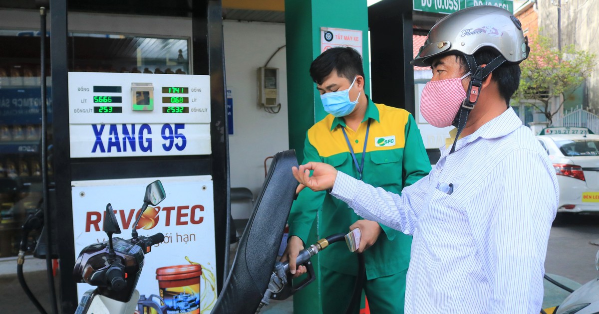 Giá xăng, dầu tăng kỷ lục: Nhiều người lo xa đã ‘đầy bình' trước; shipper lo lắng