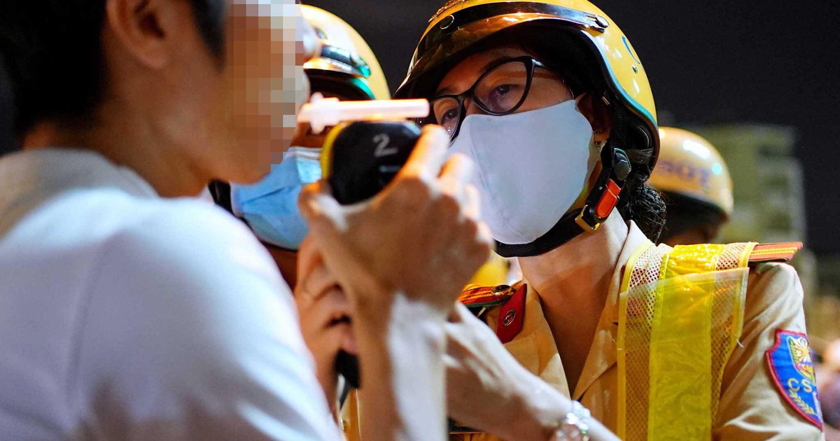 Bị CSGT TP.HCM thổi, người say thích tranh luận: Cãi kiên trì 2 tiếng không mệt