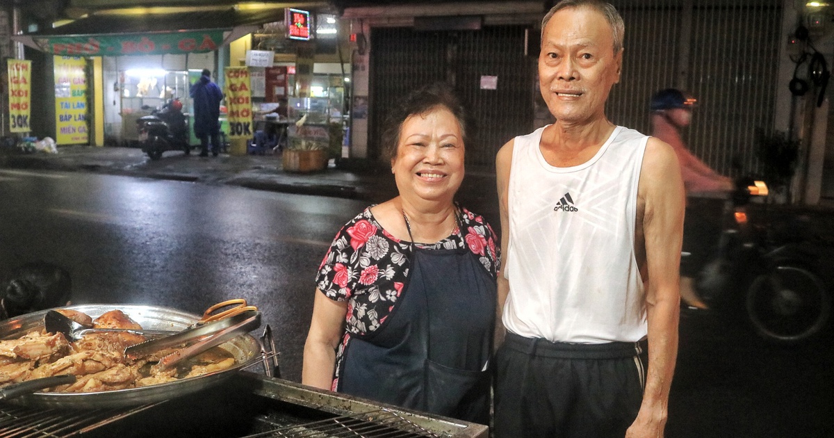 Cơm tấm đêm ‘ông ròm bà ú’ U.80: Tự hào nuôi 5 con thành tài