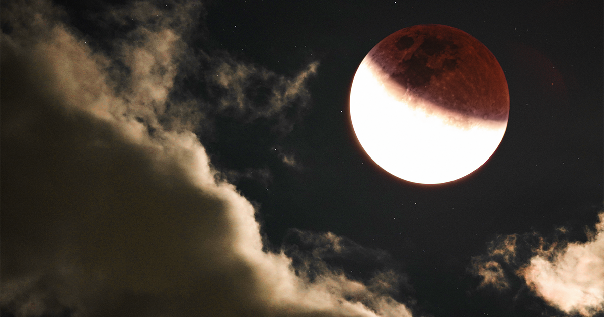 Người Việt ngẩn ngơ trước vẻ đẹp ‘siêu thực’ của nguyệt thực toàn phần