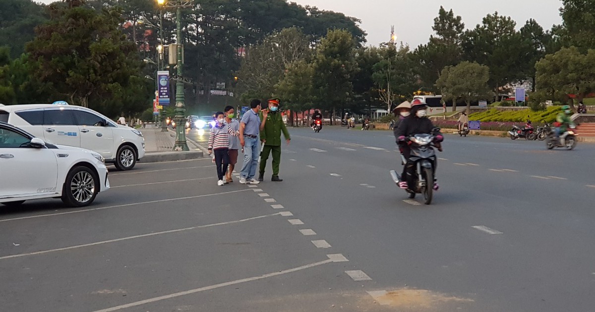 Đà Lạt: Đi bộ thể dục quanh hồ Xuân Hương, bị phạt 2 triệu đồng/người