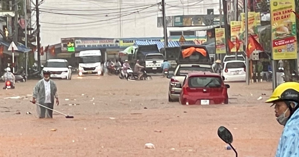 Đà Lạt dịp lễ 2.9: Mưa quá lớn, đường Phan Đình Phùng biến thành sông