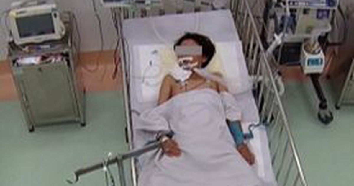 Bé trai ngủ trên sàn nhà bị rắn độc cắn nguy kịch