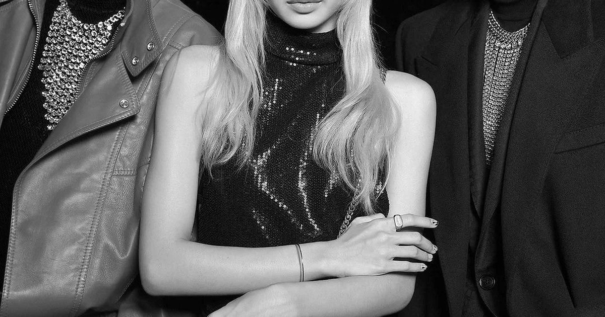 Lisa diện mốt lộ nội y đứng chung khung hình cùng V (BTS) và Park Bo Gum