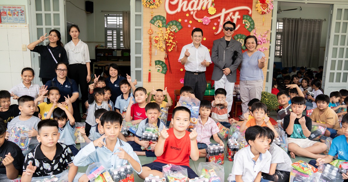 Rapper Wowy đến thăm, chúc tết và lì xì các trẻ em nghèo ở vùng ven TP.HCM