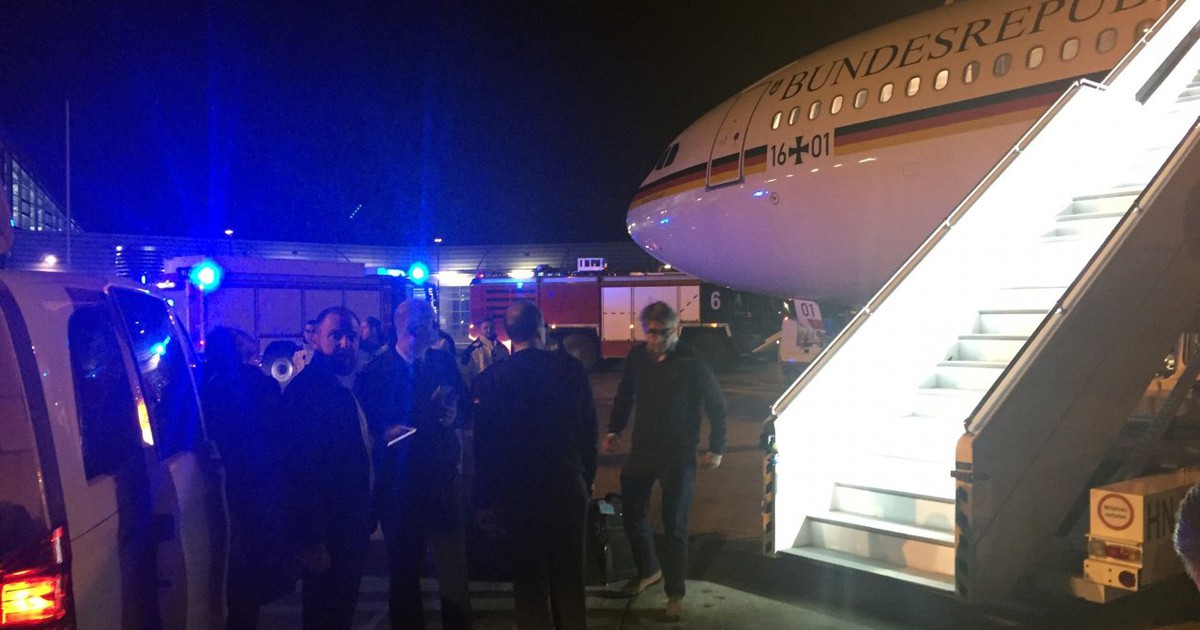 Máy bay chở Thủ tướng Đức Merkel hạ cánh khẩn