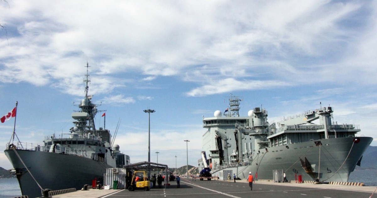 Tiêm kích Trung Quốc áp sát tàu chiến Canada vừa thăm Việt Nam