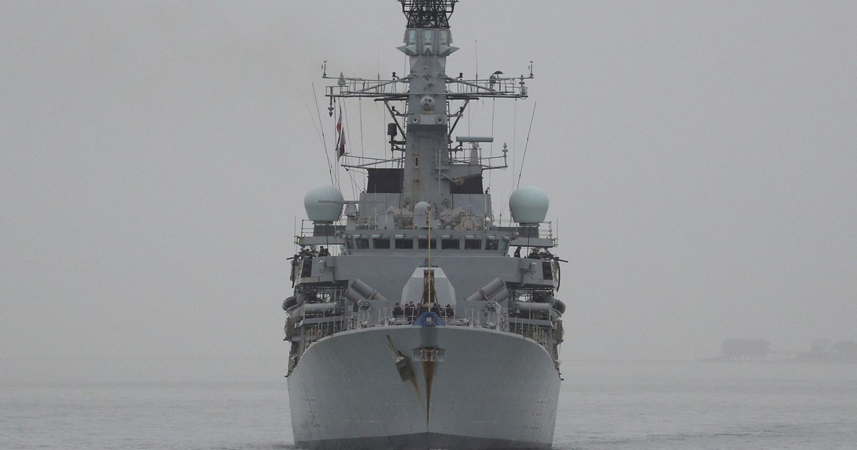 Hải quân Anh và NATO ‘hộ tống’ 9 tàu chiến Nga qua biển Bắc