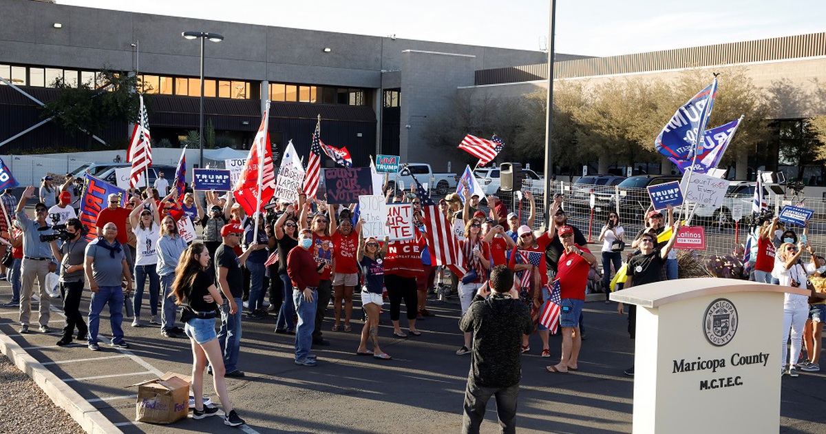 Những người ủng hộ Tổng thống Trump bị tố đe dọa giới chức kiểm phiếu