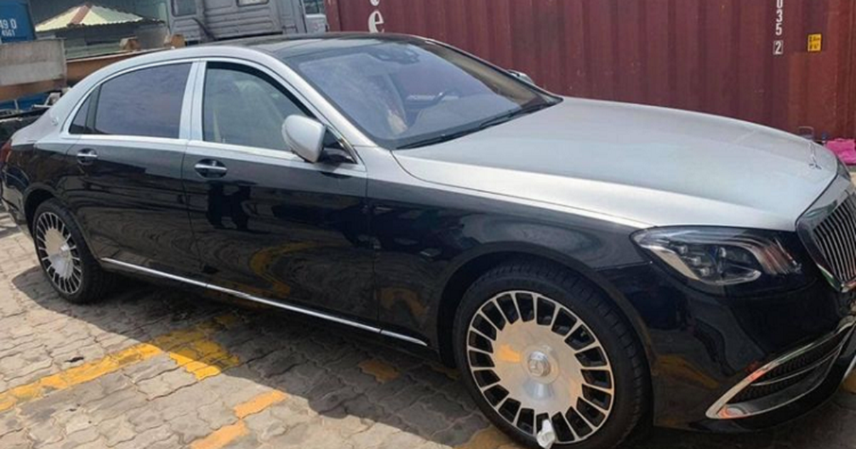 Mercedes-Maybach S 560 2 tông màu cập bến Việt Nam