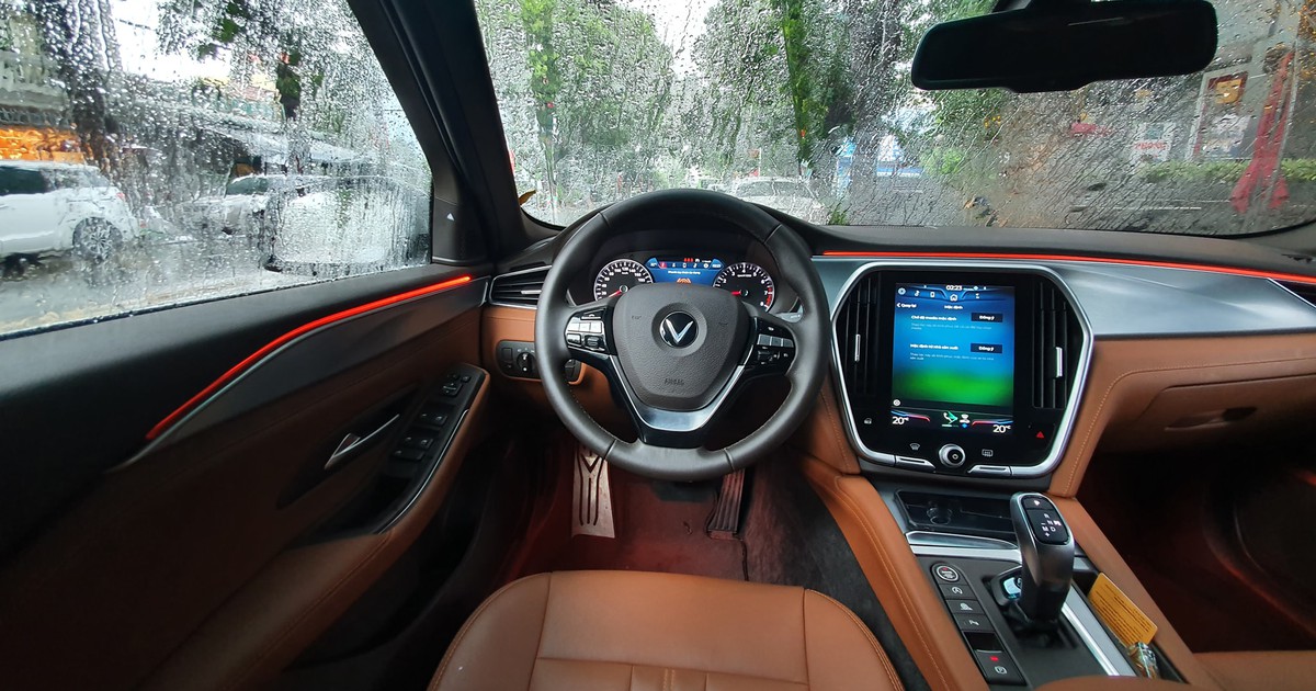 VinFast Lux A2.0 'độ' đèn LED nội thất nhiều màu hơn nguyên bản