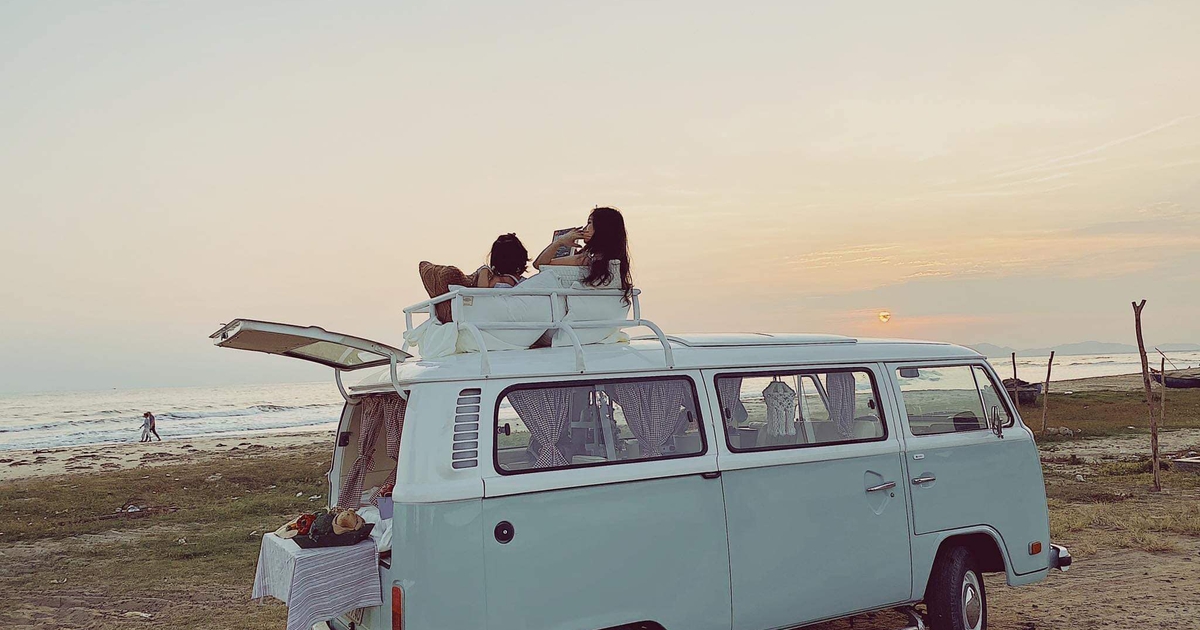 Xe cổ Volkswagen Kombi độ thành 'nhà di động' ở Việt Nam