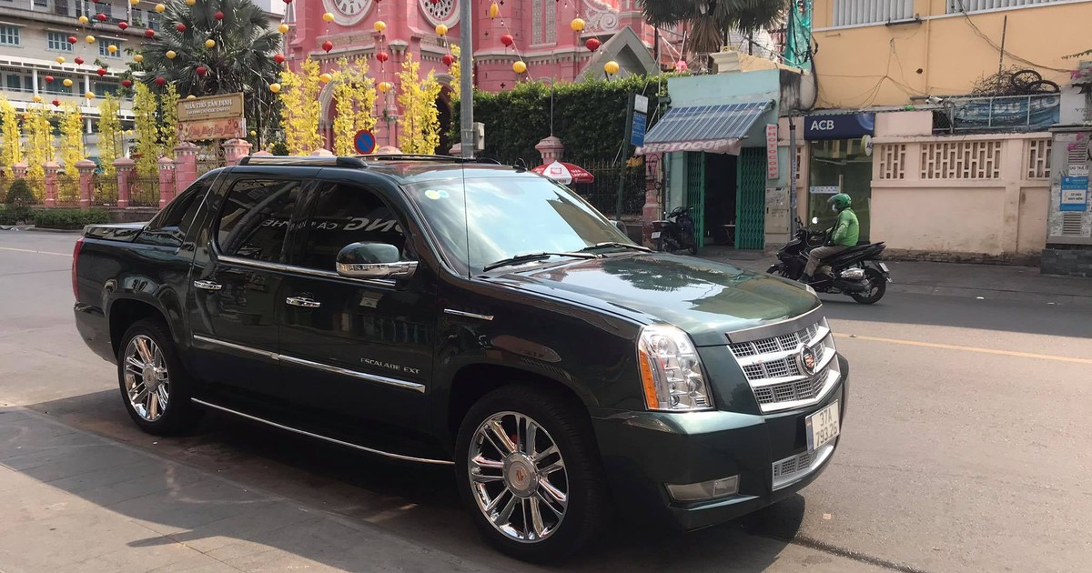 Bán tải hàng hiếm Cadillac Escalade EXT lăn bánh trên phố Việt