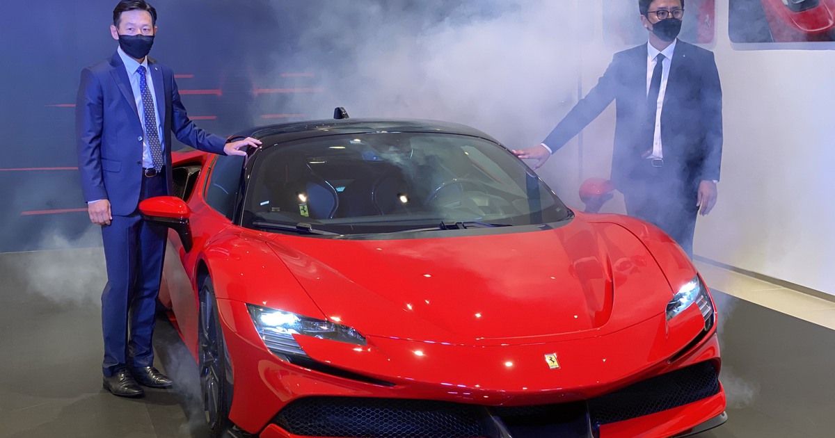 Bộ đôi Ferrari SF90 Stradale và Ferrari Roma chính hãng về Việt Nam