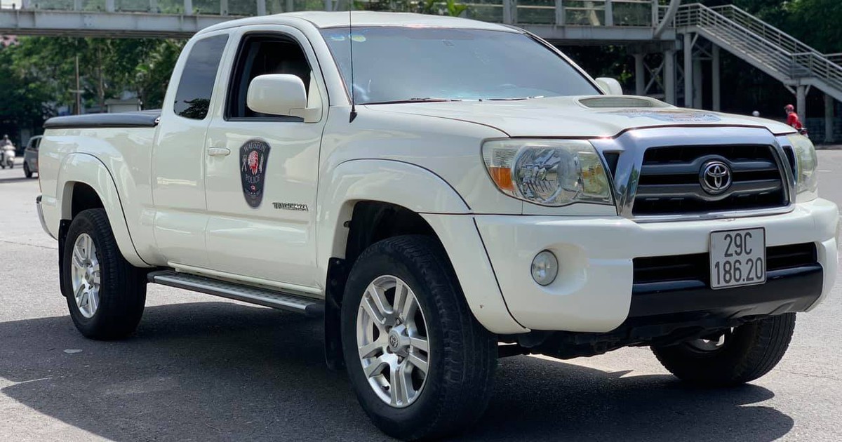 Bán tải hàng hiếm Toyota Tacoma tại Việt Nam với kiểu mở cửa lạ mắt