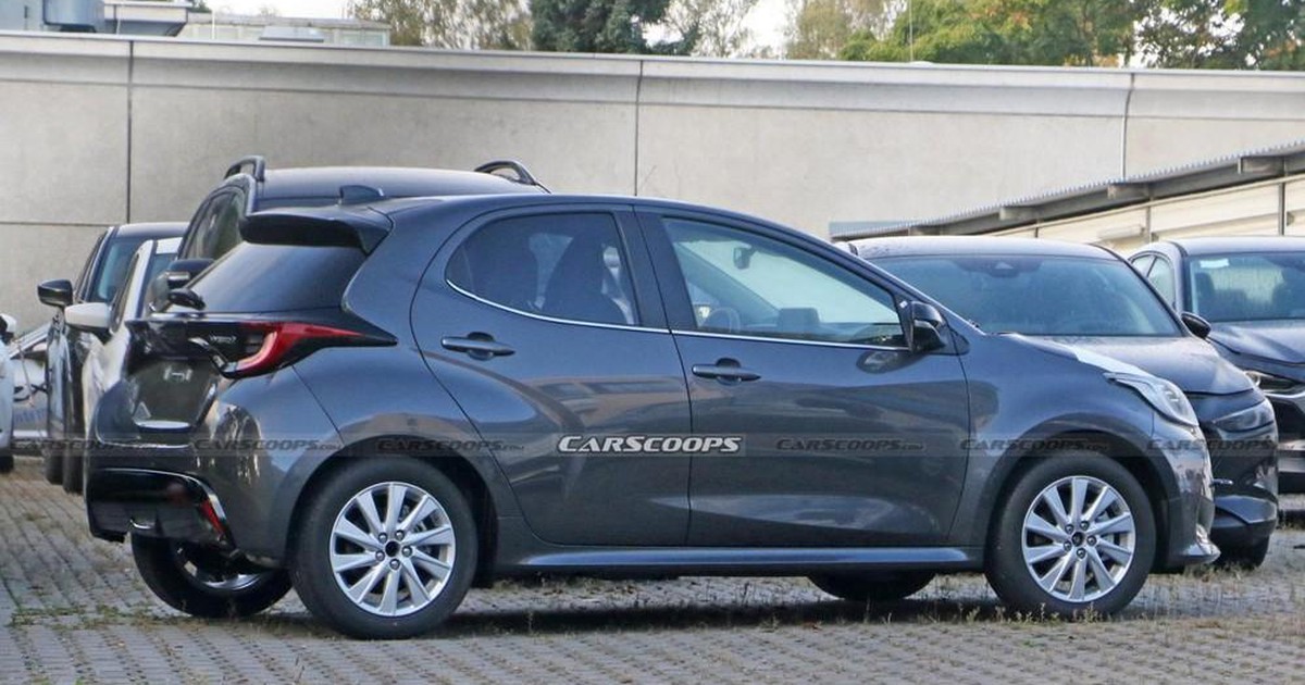 Bất ngờ Toyota Yaris mang logo Mazda để 'lách luật' khí thải