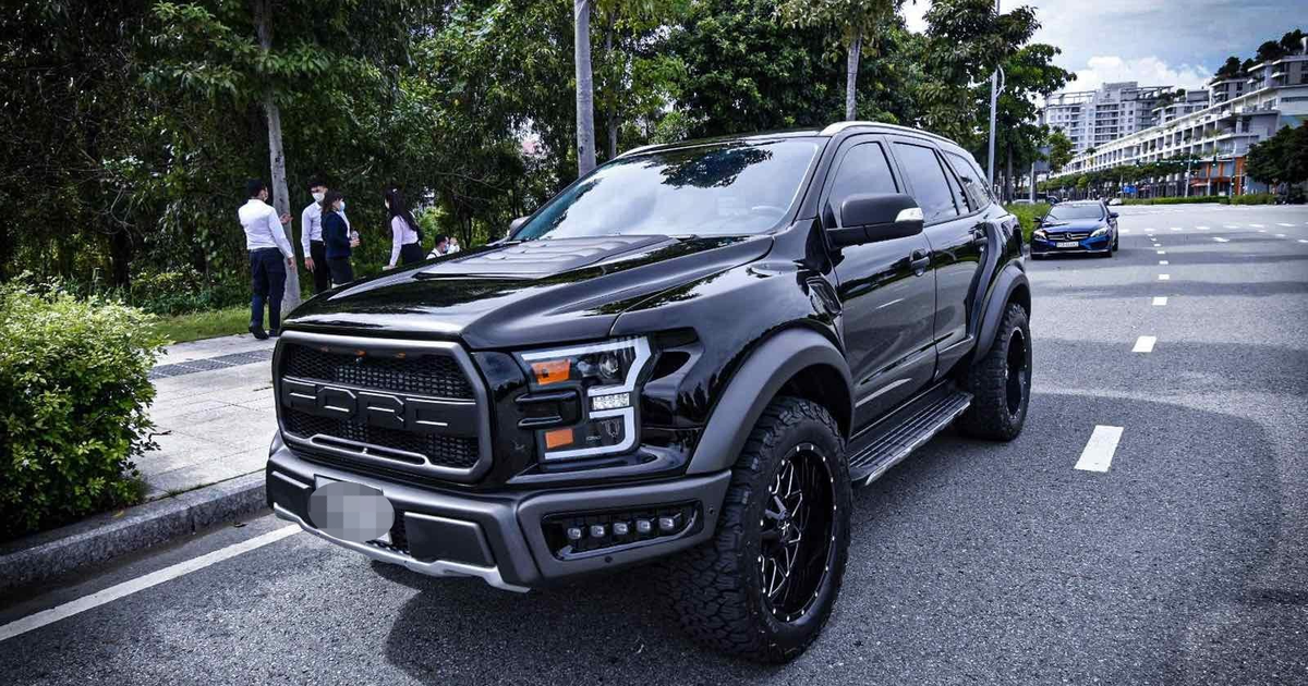 Ford Everest 'độ' ngoại hình F-150 Raptor tại Việt Nam