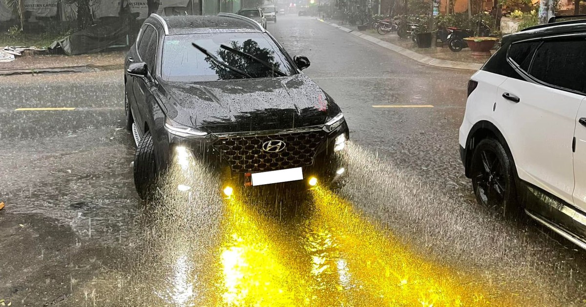 Lái xe dưới mưa lớn, đèn sương mù màu vàng hay trắng tốt hơn?