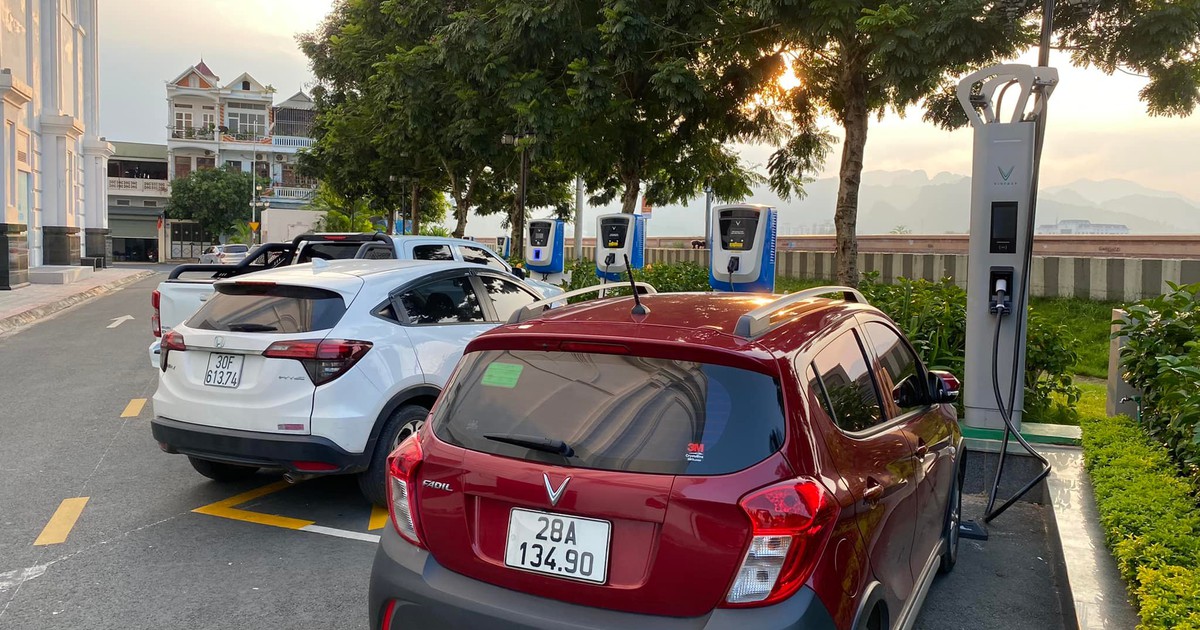 Cuộc chiến giành chỗ đỗ xe tại trạm sạc ô tô điện VinFast