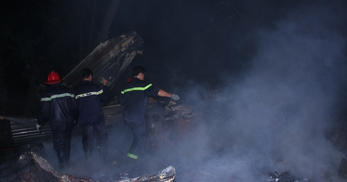 Bà nội cùng 2 cháu may mắn thoát khỏi đám cháy nhà trong đêm