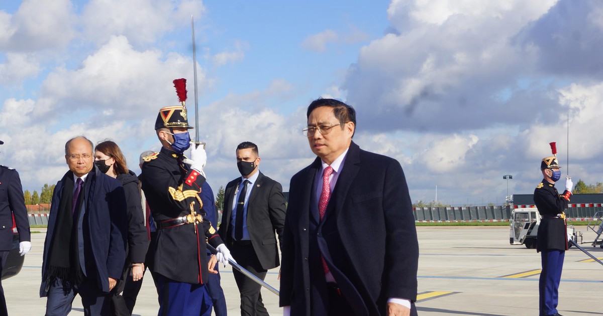 Thủ tướng đến Paris, bắt đầu thăm chính thức Cộng hoà Pháp