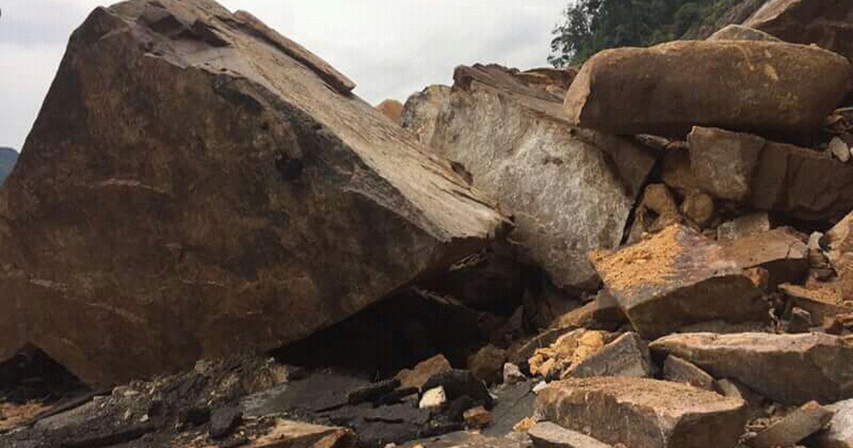 Tảng đá hàng trăm mét khối rơi từ vách núi, chắn ngang đường Nha Trang - Đà Lạt