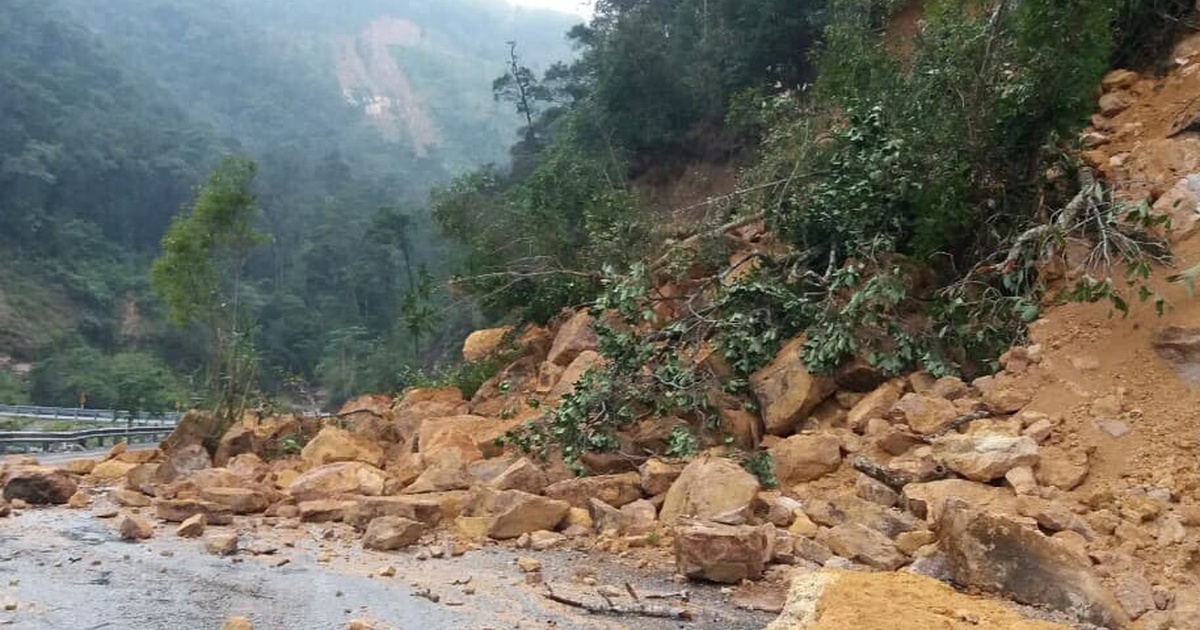 Sạt lở trên tuyến Nha Trang - Đà Lạt, đất đá tràn xuống đường