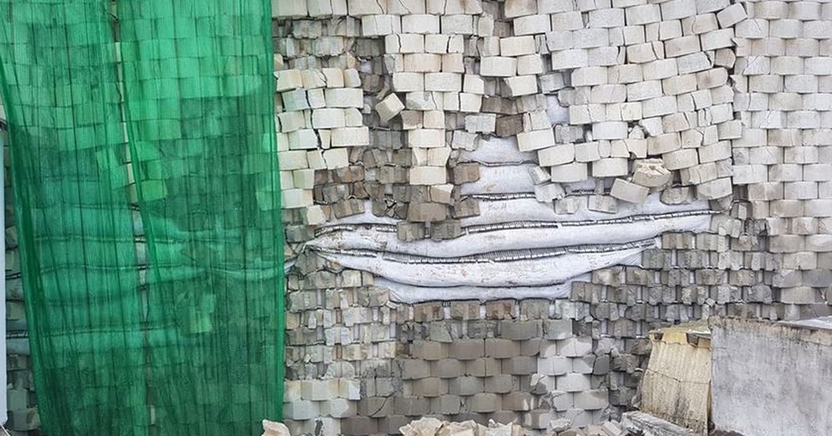 Buộc tháo dỡ 'tường thành khổng lồ' trái phép 'treo' trên khu dân cư ở Nha Trang