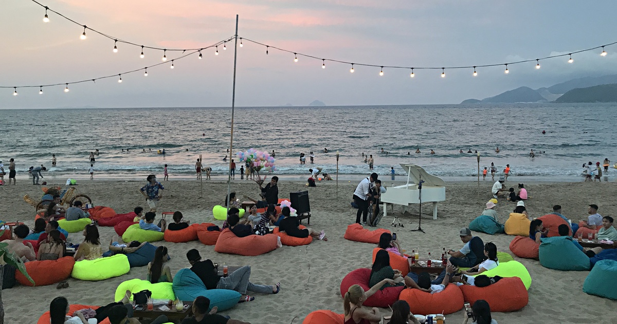 Biển Nha Trang tấp nập người trong ngày đầu nghỉ lễ 30.4