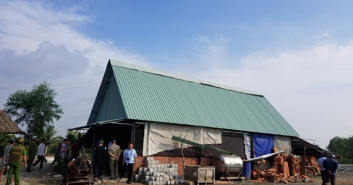 Cưỡng chế công trình xây dựng trái phép lấn chiếm sông Tắc