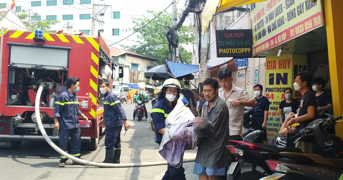 TP.HCM: Cảnh sát PCCC phối hợp người dân cứu 2 người mắc kẹt trong vụ cháy nhà