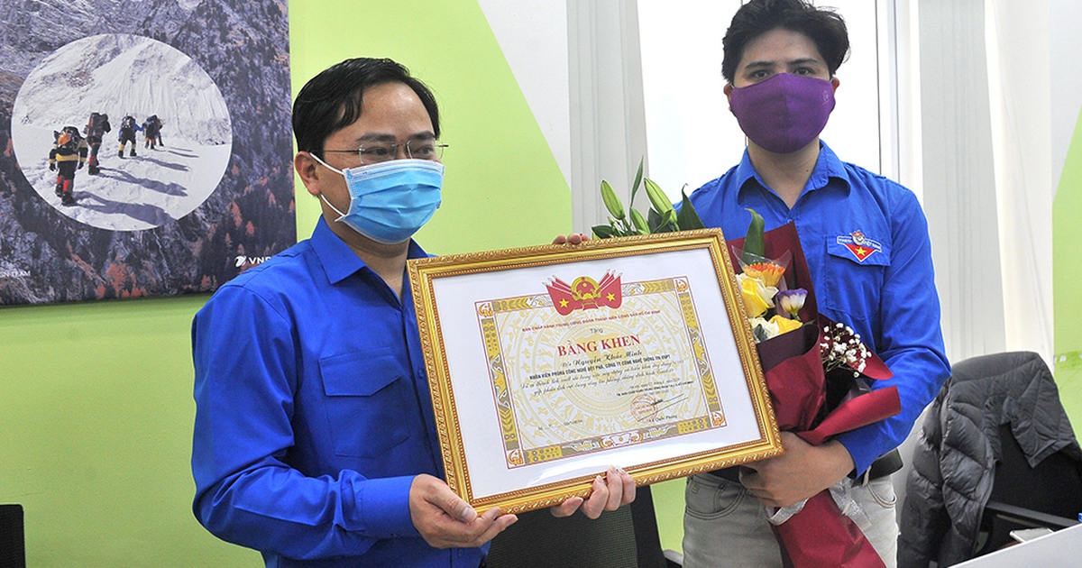 Khen thưởng nhóm nghiên cứu ứng dụng khai báo y tế NCOVI phòng chống dịch Covid-19