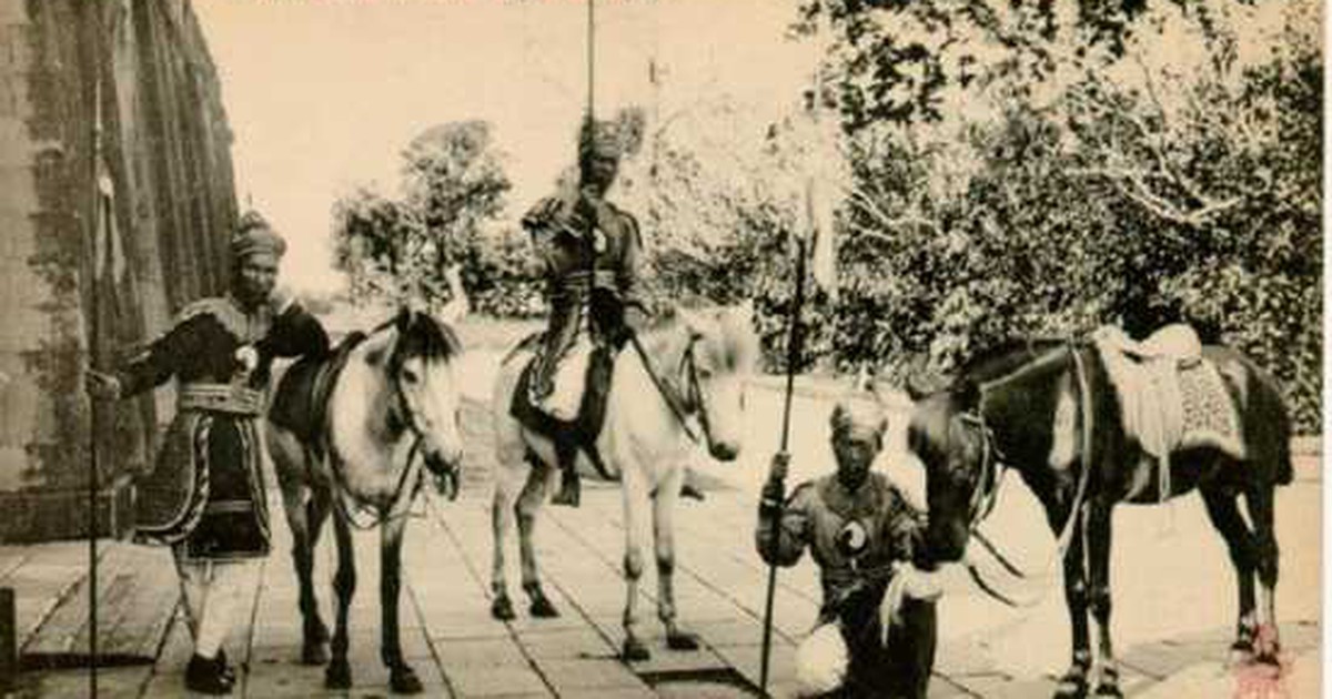 hues-hinh-anh-hiem-ve-trieu-dinh-phong-kien-viet-nam-duoi-trieu-nguyen-p1_YFMX.jpg