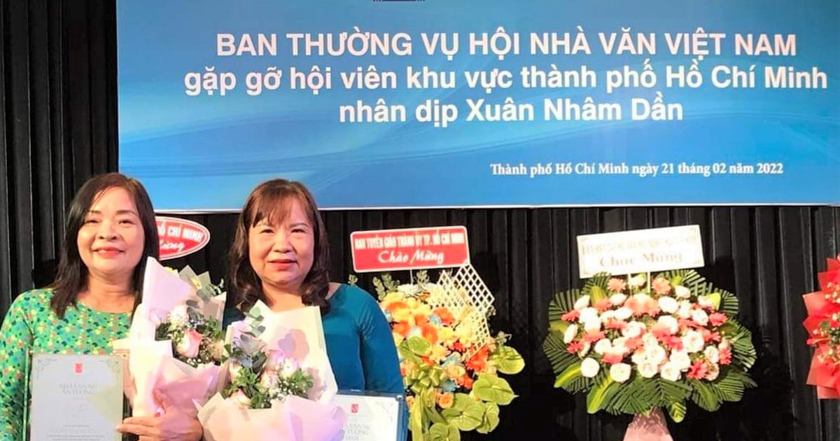 Nhà thơ Huệ Triệu và Trần Mai Hường nhận giải 'Nhà văn nữ ấn tượng 2021'