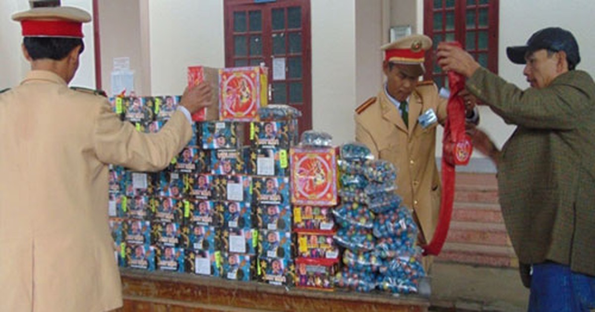 Tạm giữ 4 người vận chuyển pháo lậu