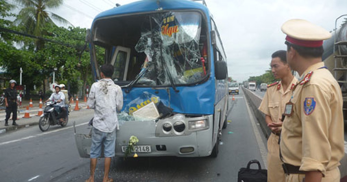 Tông xe liên hoàn trên quốc lộ 1A, một tài xế kẹt trong cabin