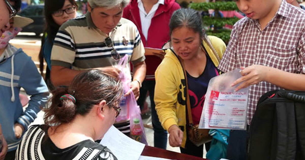 Ngày đầu nộp hồ sơ xét tuyển NV 1: Hàng ngàn thí sinh xếp hàng chờ lấy số