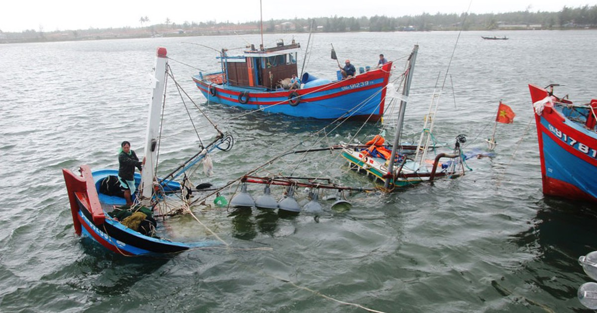 Cố trục vớt tàu cá bị đắm trước khi bão số 3 đổ bộ