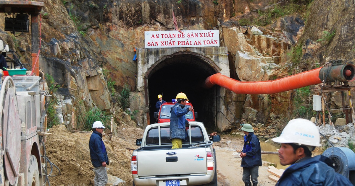 Sập hầm thủy điện Đạ Dâng làm 12 công nhân mắc kẹt: Phạt tiền nhiều công ty