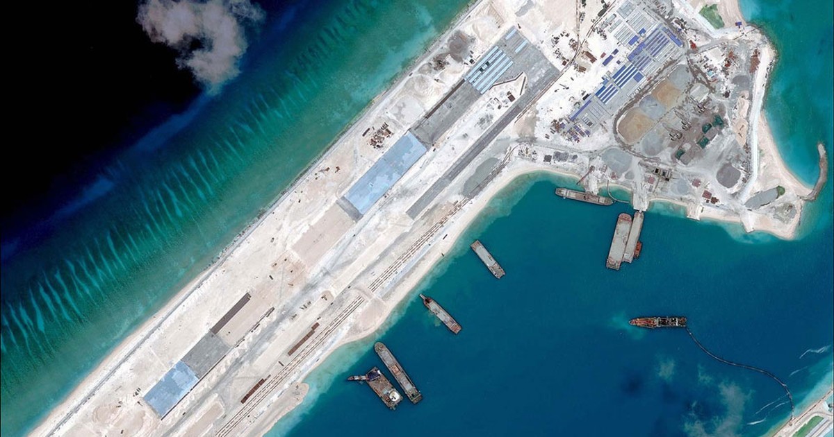 Hiểm họa từ đường băng phi pháp trên Biển Đông